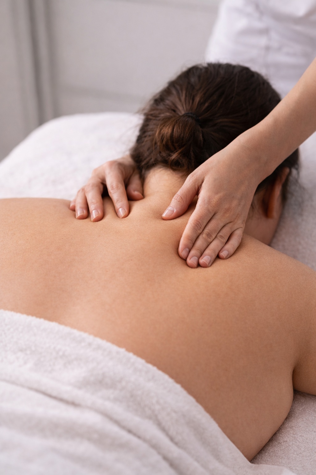 Masajes descontracturantes y relajantes (sin rostros visibles)